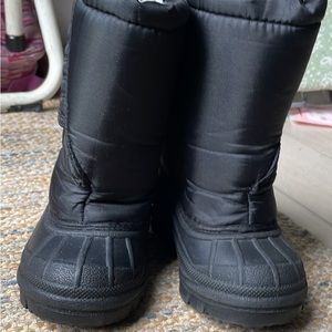 Toddler size 7 Snowboots
